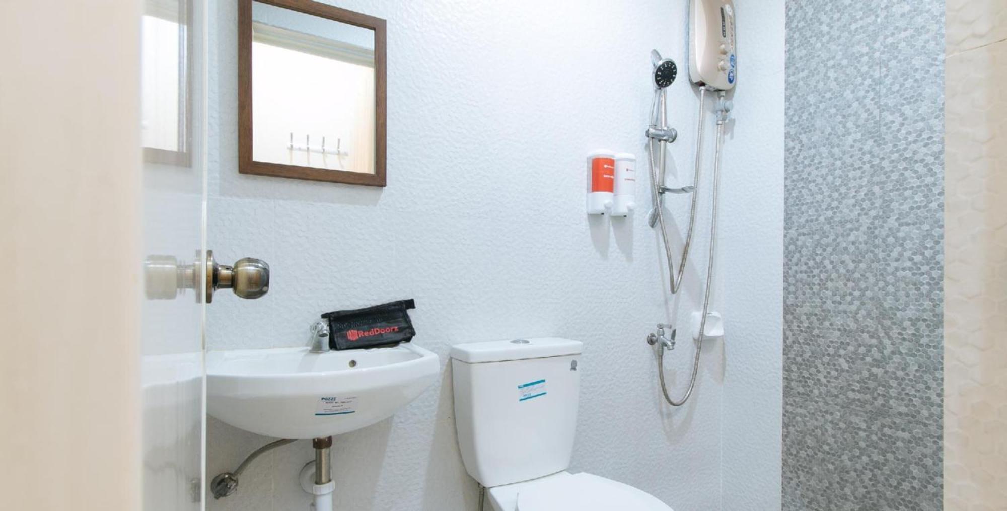 Reddoorz Plus Near Lapasan Plaza קגיאן דה אורו מראה חיצוני תמונה